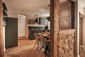 a kitchen and dining room with a table and chairs at Loft 1540 - Boutique Ferienwohnungen in Fulda