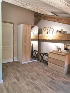 Zimmer mit 2 Hochbetten und Holzboden in der Unterkunft Le Mas du Martinet in Anduze