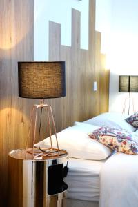 sypialnia z 2 łóżkami i lampką na stole w obiekcie Maison Eugénie w mieście Luchon