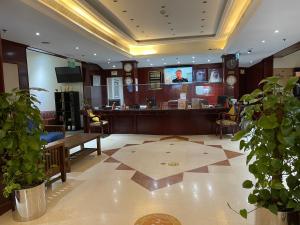 una hall con una sala d'attesa con un registratore di cassa di Claridge Hotel a Dubai