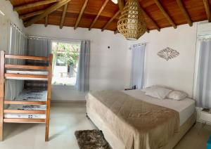 ein Schlafzimmer mit einem Bett, einer Leiter und einem Fenster in der Unterkunft Hashigute Spa e Hostel in Arraial d'Ajuda