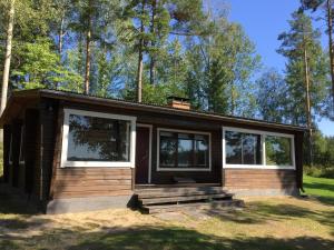 una casa pequeña con porche y ventanas en Mertala Raijan Aitta en Mikkeli
