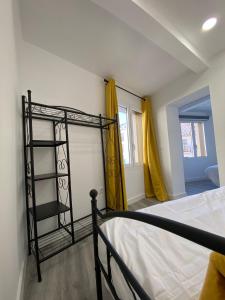 1 dormitorio con litera y escalera en Apartamentos San Martín, en Plasencia