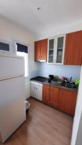 una cucina con frigorifero bianco e armadietti in legno di VibesCoruña-Adelaida 41 a La Coruña