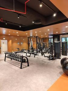 Fitnesscentret og/eller fitnessfaciliteterne på Ultimate Stay Port de La Mer with Burj Khalifa Views from the Bed next to the Beach