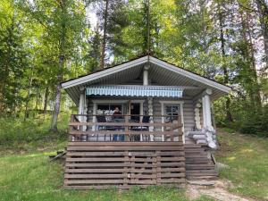 une petite cabine au milieu d'une forêt dans l'établissement Lepikkorinne Raijan Aitta, à Mikkeli