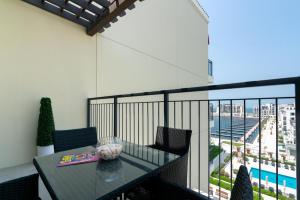 En balkon eller terrasse på Ultimate Stay Port de La Mer with Burj Khalifa Views from the Bed next to the Beach