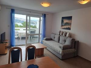 un soggiorno con un divano e un tavolo di Apartment Zarok 2 a Baška