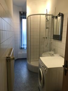 Ein Badezimmer in der Unterkunft Mimalou möbliertes Apartment in Crimmitschau