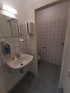 ein Bad mit einem Waschbecken und einem WC in der Unterkunft Einzelbettzimmer in Ramstein in Ramstein-Miesenbach