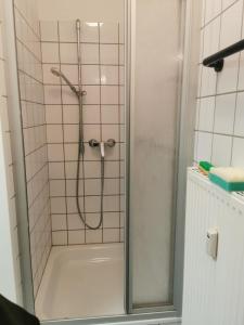 um chuveiro com uma porta de vidro na casa de banho em Einzelbettzimmer in Ramstein em Ramstein-Miesenbach