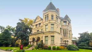 uma casa velha com uma torre num relvado em Downtown Loft Sleeps 6 - Pool Table Shuffleboard em Louisville