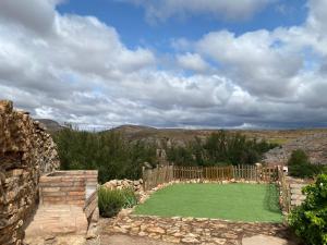 een tuin met een hek en een groen gazon bij El balcón de Reznos, Soria in Soria