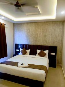 Llit o llits en una habitació de Neelkanth Hotel
