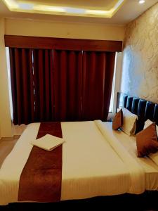 Llit o llits en una habitació de Neelkanth Hotel
