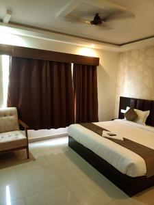 Llit o llits en una habitació de Neelkanth Hotel