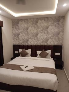 Llit o llits en una habitació de Neelkanth Hotel
