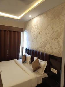 Llit o llits en una habitació de Neelkanth Hotel
