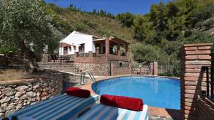 - une piscine en face d'une maison dans l'établissement Cortijo en Frigiliana, à Frigiliana