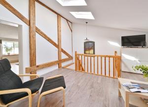 una sala de estar con paredes blancas y vigas de madera. en Zur Alten Schmiede en Stralsund