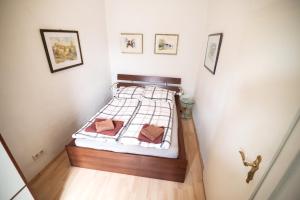 1 dormitorio pequeño con 1 cama en una habitación en Cozy Central Flat Spittelberg, en Viena
