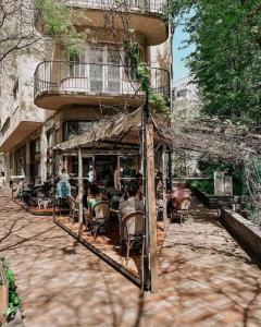 un grupo de personas sentadas en un restaurante al aire libre en Central Stylish Apartment en Budapest