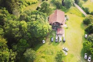 an aerial view of a house with cars in the yard at Guajuvira House Casa de Campo in Araucária
