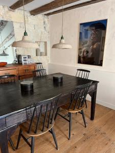 uma sala de jantar com uma grande mesa de madeira e cadeiras em Spacious 2br in Arles Historical Center With Terrace em Arles