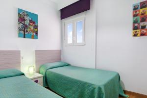 Łóżko lub łóżka w pokoju w obiekcie Apartamento Sol - Sólo Familias