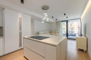 a kitchen with a white island in a room at Apartamento Sevilla Centro in Seville
