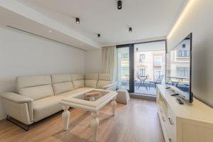a living room with a couch and a table at Apartamento Sevilla Centro in Seville
