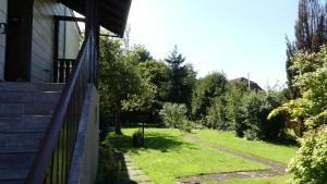 einen Hof neben einem Haus mit einem Zaun in der Unterkunft Ferienwohnung Manta in Dillingen an der Saar