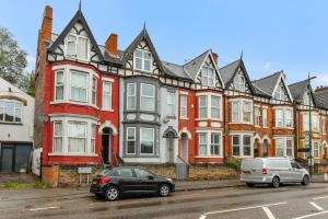 una fila de casas con autos estacionados frente a ellos en Hazel Dene - Charming 5 Bedroom, 1 Bath Home in Nottingham! en Nottingham