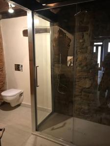 eine Glasdusche im Bad mit WC in der Unterkunft Monolocale Vasari in Arezzo