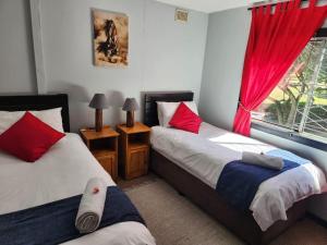 Ένα ή περισσότερα κρεβάτια σε δωμάτιο στο Heavenly Stables Self Catering Accommodation