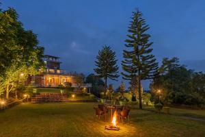 حديقة خارج SaffronStays Doon Mansion