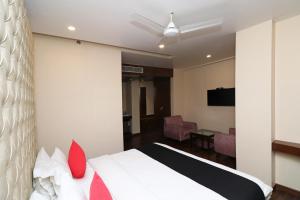 Tempat tidur dalam kamar di OYO 15351 Hotel Awadh palace