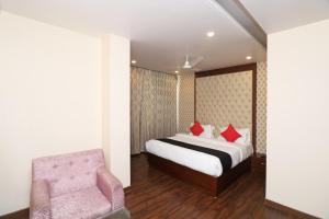 Tempat tidur dalam kamar di OYO 15351 Hotel Awadh palace