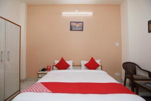 Un pat sau paturi într-o cameră la OYO 17291 Shree Ram Palace