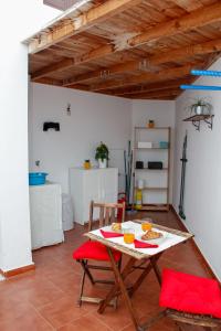 una habitación con una mesa con comida. en Malvasía House, en Costa Teguise