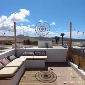 a rooftop patio with couches and a view of the desert at Sunset house in Soo