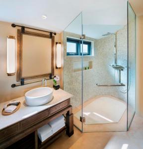 Koupelna v ubytování The Naka Island, a Luxury Collection Resort & Spa, Phuket
