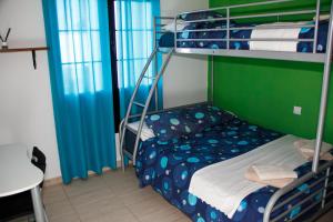 een slaapkamer met een stapelbed en een stapelladder bij Malvasía House in Costa Teguise