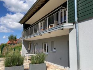 une maison avec un balcon sur le côté de celle-ci dans l'établissement Ferienwohnungen Schwarzwaldzauber, à Loffenau