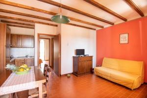 - un salon avec un canapé et une table dans l'établissement ISA-Apartments 4 beds, first floor with private outdoor area, in Residence with swimming-pool, à Campiglia Marittima