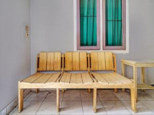 a wooden bench sitting in a room with a window at OYO Life 92709 Kost Teras Cikapundung Syariah in Bandung