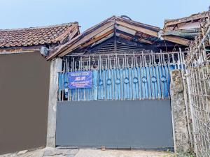 um edifício com um portão azul em cima dele em OYO Life 92709 Kost Teras Cikapundung Syariah em Bandung