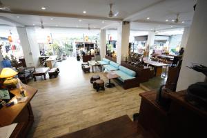 una habitación con una tienda con un sofá azul y mesas en Wild Orchid Villa, en Bangkok