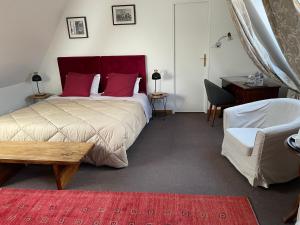 Bouvines的住宿－拉弗梅德拉廣場酒店，一间卧室配有一张床、一张桌子和一把椅子