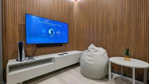 Uma TV ou centro de entretenimento em SUNSET CLIFFS sea view apartments